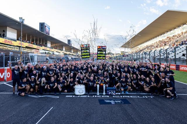 开云数字工具-维斯塔潘笑傲铃木赛道 红牛车队加冕F1“六冠王”