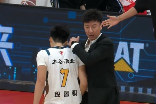 开云官网APP-幸亏没去广东！19岁菜鸟打成四川小外援，场均得分高于徐杰胡明轩