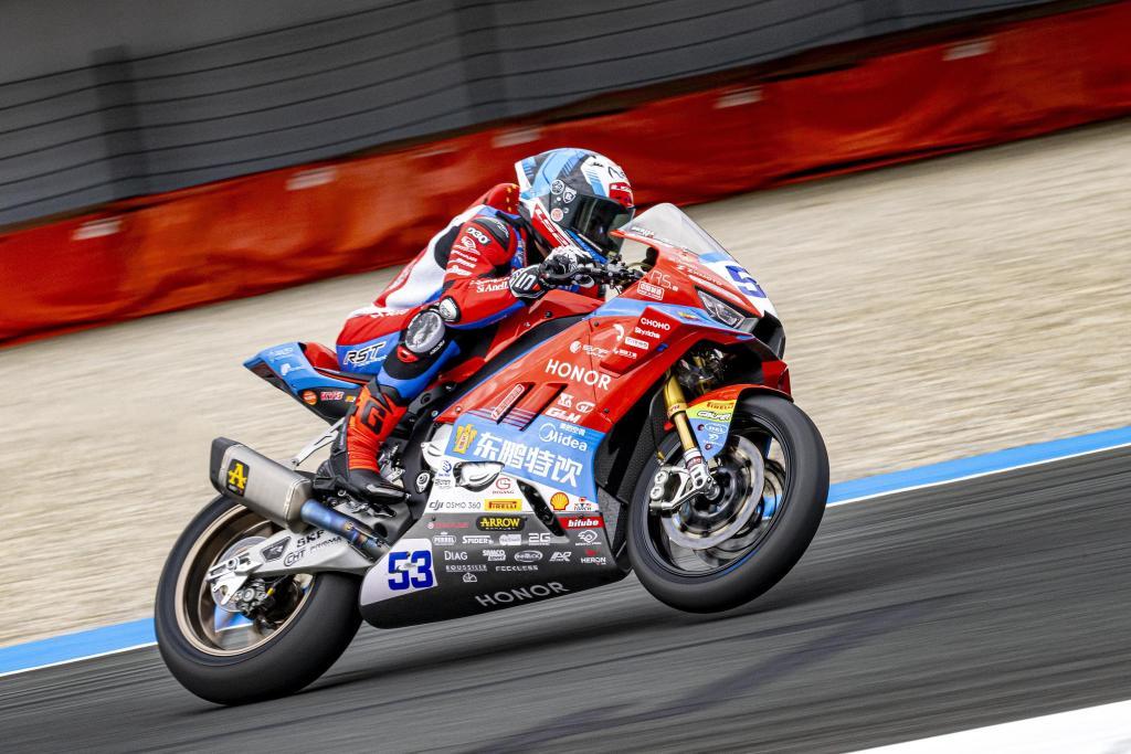 开云APP下载-WSBK匈牙利站首回合正赛，张雪机车车手再夺冠！